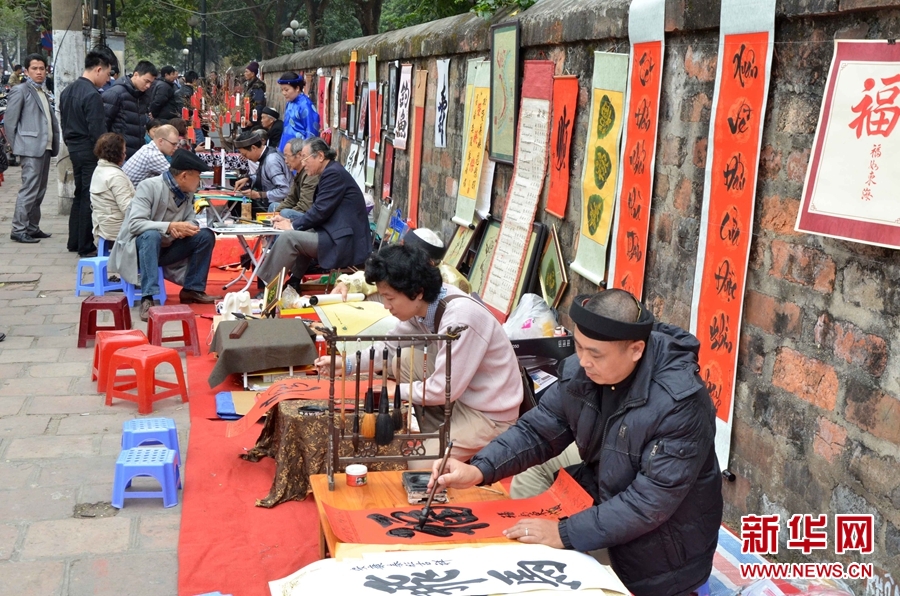 1月28日，在越南首都河内，一位艺术爱好者在画马。