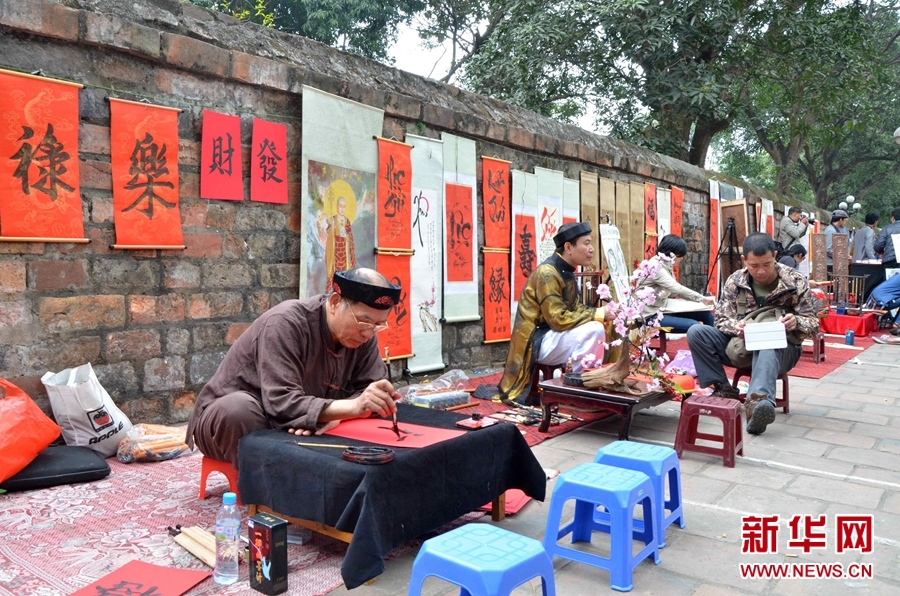 1月28日，在越南首都河内，一位艺术爱好者在画马。