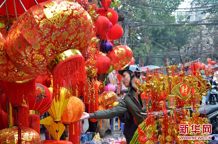 1月28日，在越南首都河内，一位艺术爱好者在画马。