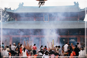 为妈祖“过生日”的香客络绎不绝。