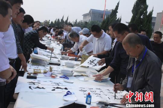 海峡两岸书画爱好者李苦禅故里共创百米长卷