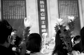 4月8日，南岳衡山忠烈祠，来自海峡两岸的抗日战争烈士后裔及社会各界人士300余人一起祭奠抗战先烈。图/记者陈勇src=