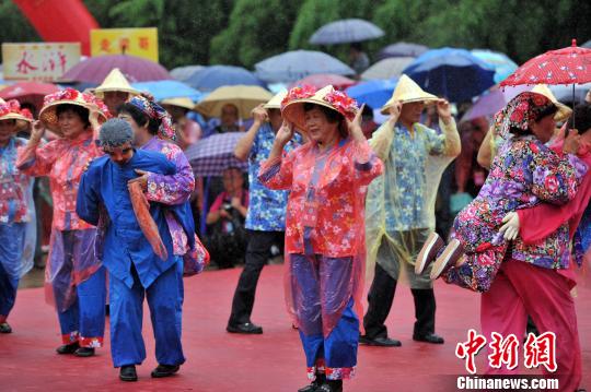 海峡客家风情节开幕两岸民俗风情在土楼前上演