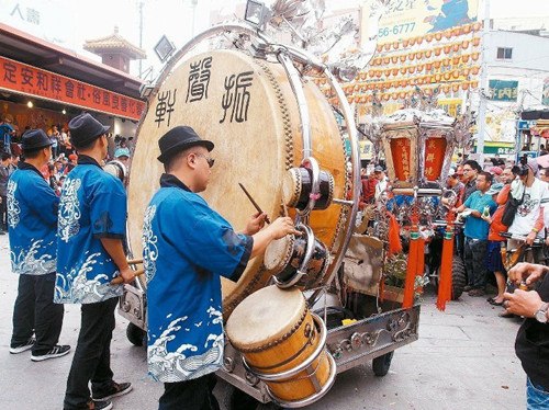 台湾大甲妈祖绕境起驾阵头奏《小苹果》（图）