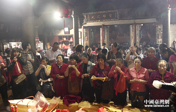 上千信众10日晚间自发在妈祖祖庙守夜祈福，迎接妈祖诞辰日的到来。