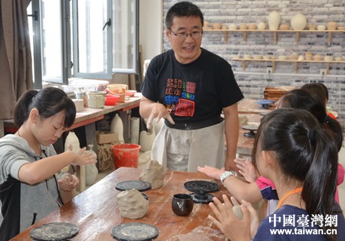 向老师学习陶艺制作技巧。