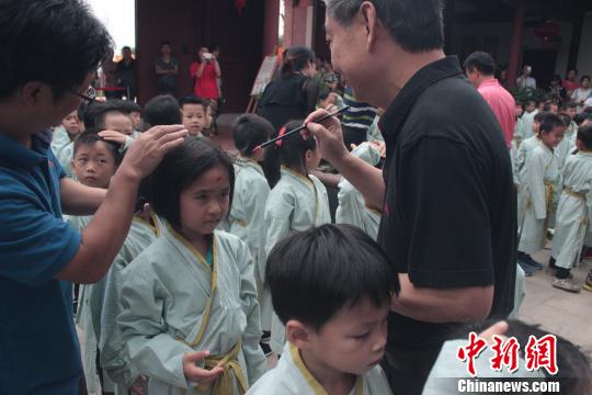 福建晋江举行祭孔大典台湾派代表担任“亚献官”