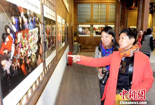 “姐妹情·一家亲” 海峡妇女艺术节摄影展在榕启幕