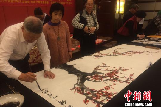 两岸书画家晋江笔会迎新年台“儒将”挥墨画梅