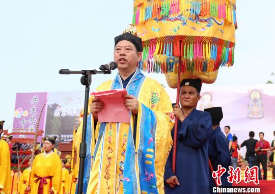 首届海峡两岸南宗道教奉祭三清道祖大典暨玉蟾宫落成开光十周年大庆21日举行,图为中国道教协会副会长、海南省道教协会会长陆文荣致欢迎词辞。　吴天军 摄