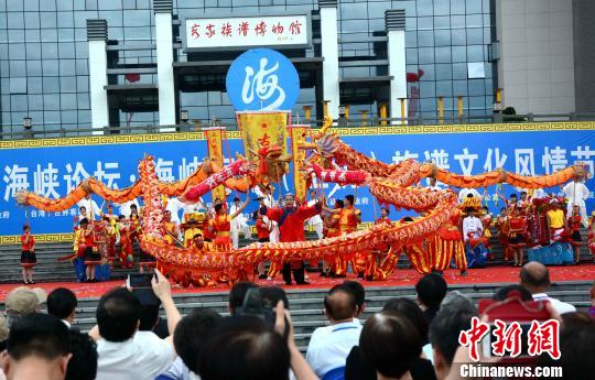 图为海峡客家族谱文化风情节开幕式民俗表演。　张金川 摄