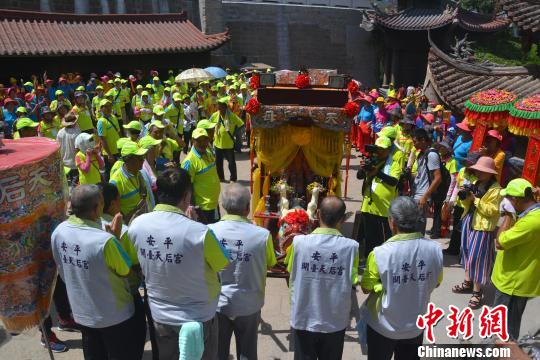 图为进香团一行恭请妈祖下銮驾。　林群华 摄