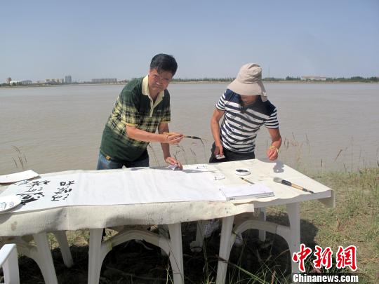 海内外书画家塔里木河边写意母亲河