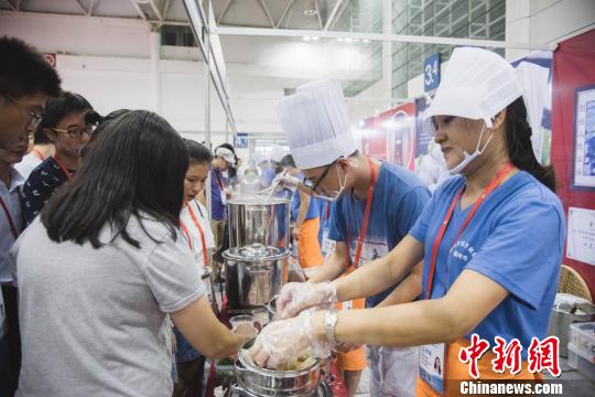 图为福州的肉燕征服了台湾学子们的胃。　李南轩 摄