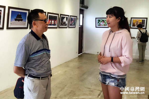 工作人员向观影者进行讲解