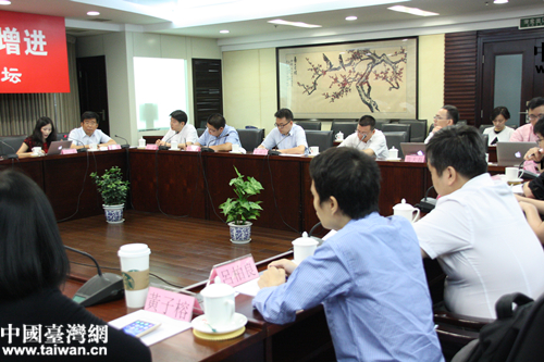与会青年专注聆听代表发言 与会青年专注聆听代表发言