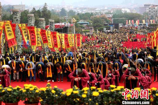 2016首届海峡两岸“中华民族敬天祈福大典”16日在海峡两岸交流基地东岳泰山举行，图为，活动现场，万人共同“敬天祈福”。　陈修文 摄