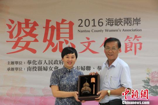 南投县县长林明溱(右)参加活动，称奉化弥勒文化弘扬的是宽容大度的和乐文化，由奉化发起主办婆媳文化节特别具有意义。　徐德金 摄