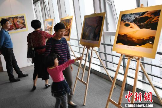 《同脉——海峡两岸奇特地貌景观摄影展览》在福州开幕。共展出两岸五位老摄影家褚言义、许捷芳、李林友、蔡明森、饶少雄以阅历沉淀丰厚的镜头创作的123幅摄影作品，吸引观众眼球。　记者刘可耕 摄