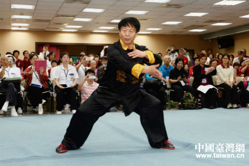 双钩、螳螂拳、披挂拳、疯魔棍、形意五行拳、虎鹤双形等名家表演项目轮番登场