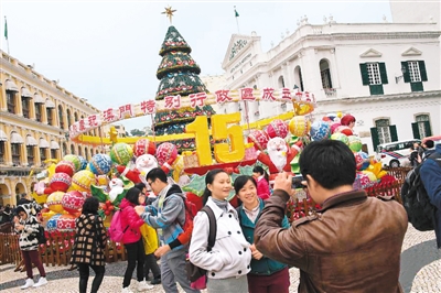 澳门市民喜迎回归15周年