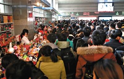 春运进入节前返程高峰 大年初二增发车次可购票