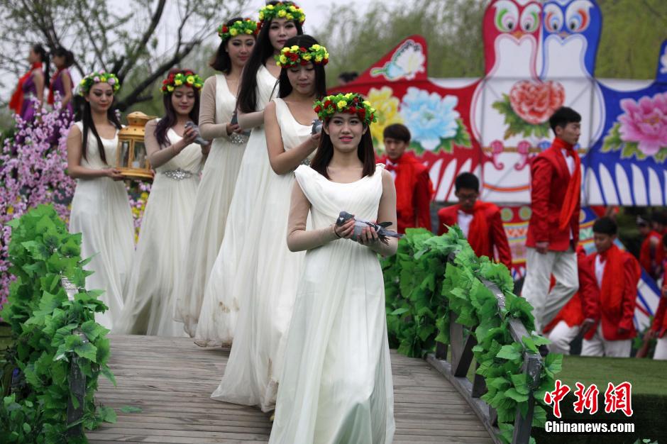 清明节美女使者穿圣洁礼服传承薪火