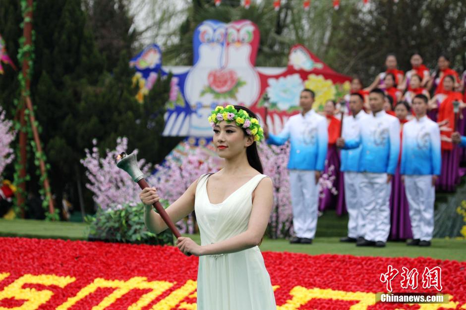 清明节美女使者穿圣洁礼服传承薪火