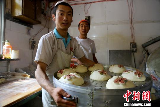 青海传统蒸笼月饼走俏中秋