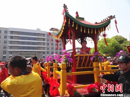 浙江德清蚕花庙会开锣万人空巷竟睹“蚕娘”芳容