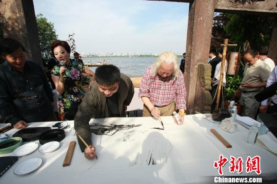 书画大师寻梦西湖现场取西湖水泼墨挥毫再现历史