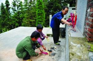 一家三代守护红军墓80年 一家三代守护红军墓80年