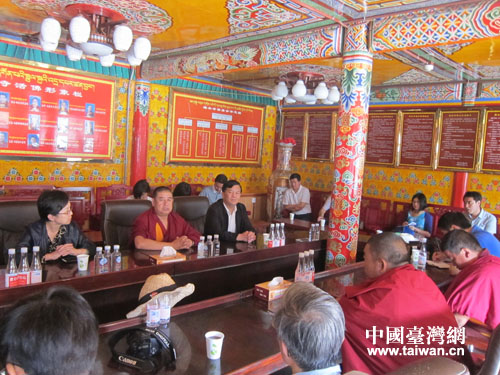 海内外华文媒体记者与塔尔寺管委会座谈 海内外华文媒体记者与塔尔寺管委会座谈