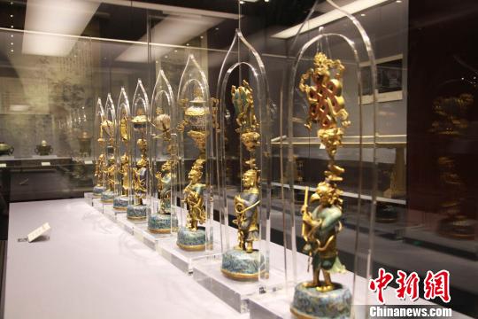 5?18国际博物馆日，西汉《孙子兵法》竹简、西周时期的大玉璧、唐代的“天风海涛”琴、宋代郑燮的《双松图》、明代的“九旒冕”、清代的雕花翠烟壶等百件“齐鲁瑰宝”首次在山东博物馆汇展。图为，泰安市博物馆所藏清代珐琅天神八宝。　曾洁 摄