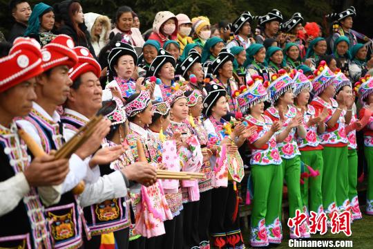 传承300余年天峰山歌会大理启幕3万人演绎“情天歌海”