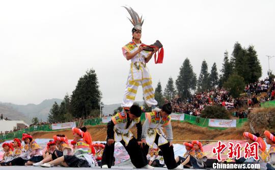 贵州六盘水小花苗“跳花节”：跳花树祭祖先