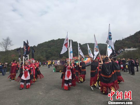 贵州毕节百里杜鹃花开彝族民众祭花神（图）