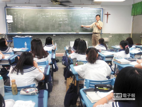 台高中数学必修课大减引争议大学教授联署反对