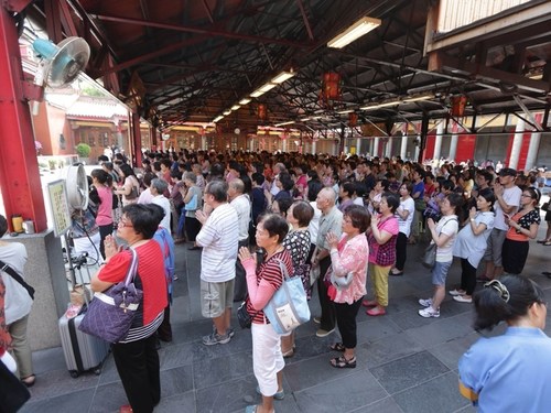 台北行天宫禁香禁供首日信众不习惯但虔心祭拜