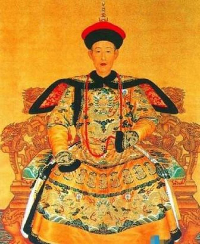 男子自称是乾隆皇帝，持菜刀殴打妻子，被逮还呛检方