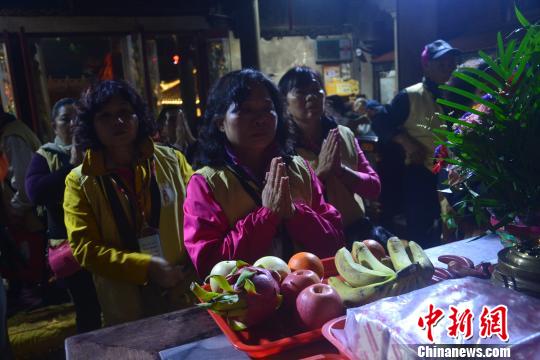 台湾桃园妈祖信众在福建湄洲妈祖祖庙进香祈愿。　林群华 摄